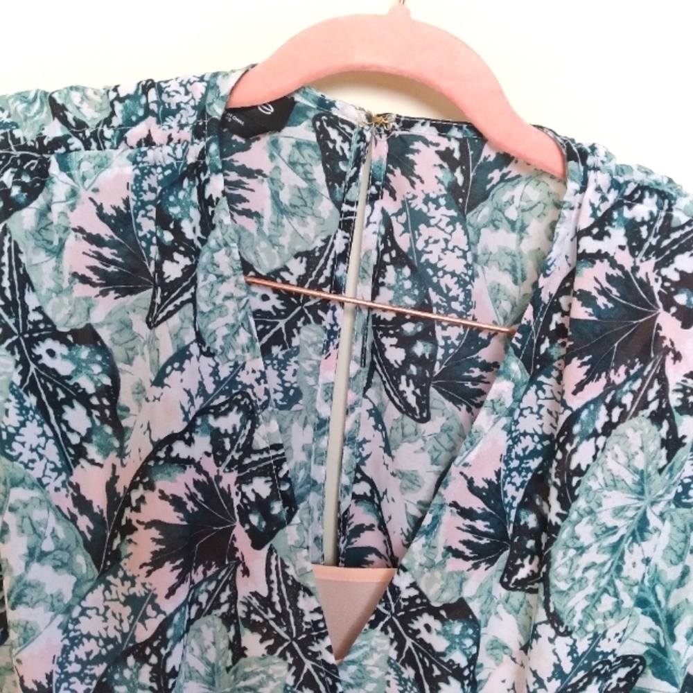 Bebe Green and White Shirred Tropical Print Short Sleeve Midi Dress Size XS - Picture 8 of 16